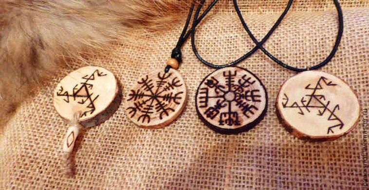 colgantes con runas como talismáns do éxito