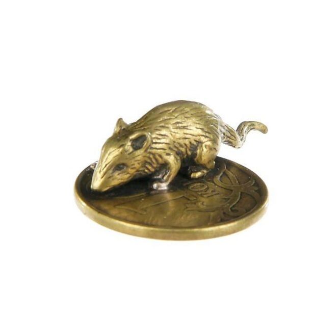 Amuleto de rato de carteira cunha moeda para a boa sorte en cuestións de diñeiro