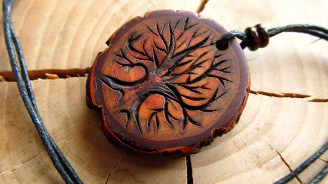 amuleto de madeira para boa sorte