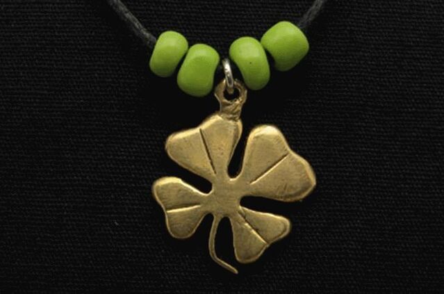 O trevo de catro follas é un popular amuleto da sorte. 